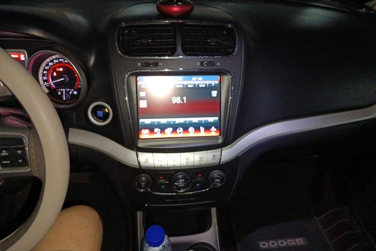 Used Dodge Journey 2013 2.4L Two-Wheel Drive Luxury Version Audio And AC Panel