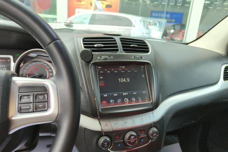 Used Dodge Journey 2013 2.4L Two-Wheel Drive Luxury Version Audio And AC Panel
