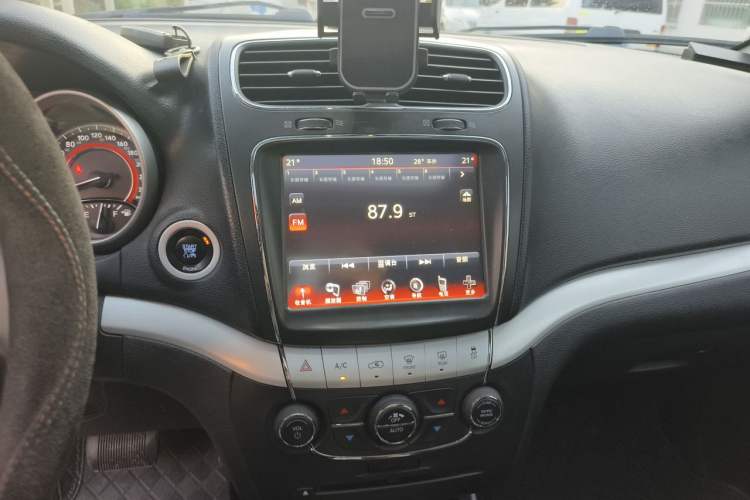 Used Dodge Journey 2013 2.4L Two-Wheel Drive Luxury Version Audio And AC Panel