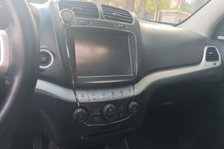 Used Dodge Journey 2013 2.4L Two-Wheel Drive Luxury Version Audio And AC Panel