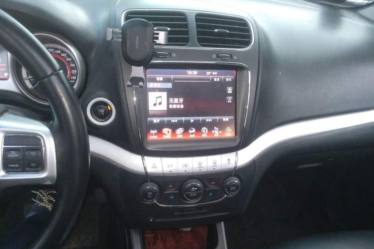 Used Dodge Journey 2013 2.4L Two-Wheel Drive Luxury Version Audio And AC Panel