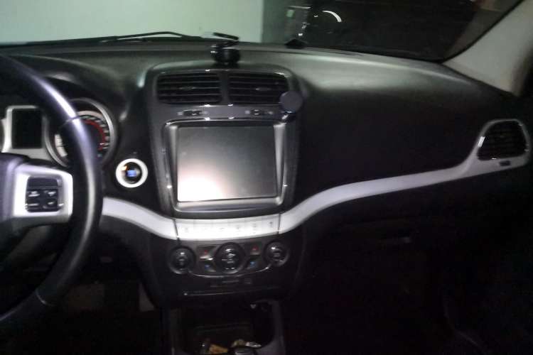 Used Dodge Journey 2013 2.4L Two-Wheel Drive Luxury Version Audio And AC Panel