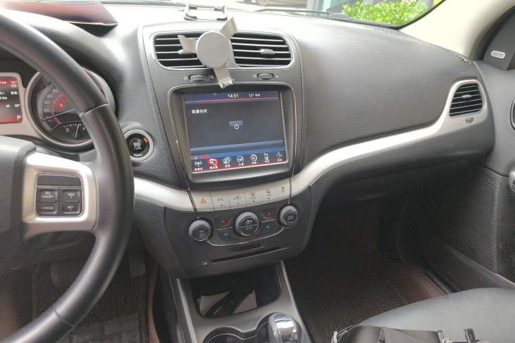 Used Dodge Journey 2013 2.4L Two-Wheel Drive Luxury Version Audio And AC Panel