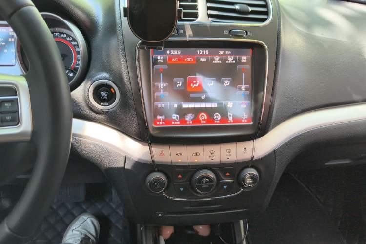 Used Dodge Journey 2013 2.4L Two-Wheel Drive Luxury Version Audio And AC Panel