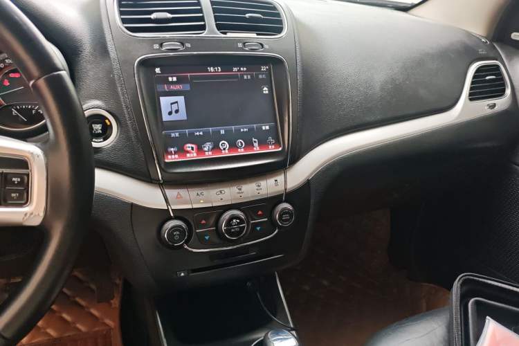 Used Dodge Journey 2013 2.4L Two-Wheel Drive Luxury Version Audio And AC Panel