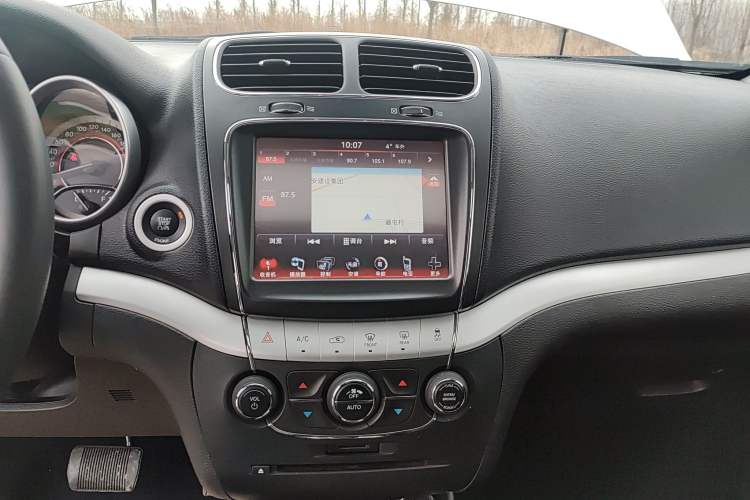 Used Dodge Journey 2013 2.4L Two-Wheel Drive Luxury Version Audio And AC Panel