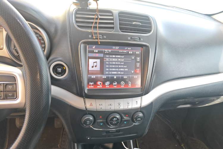 Used Dodge Journey 2013 2.4L Two-Wheel Drive Luxury Version Audio And AC Panel