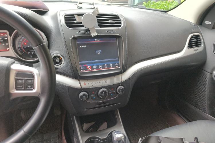 Used Dodge Journey 2013 2.4L Two-Wheel Drive Luxury Version Audio And AC Panel