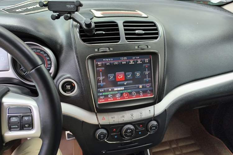 Used Dodge Journey 2013 2.4L Two-Wheel Drive Luxury Version Audio And AC Panel