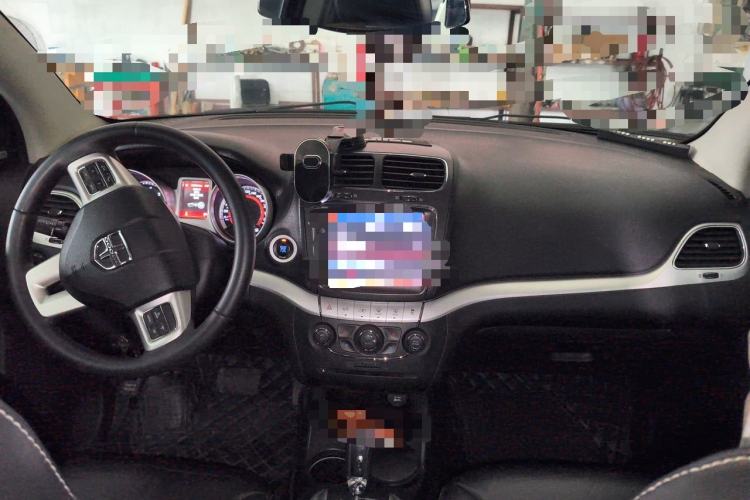 Used Dodge Journey 2013 2.4L Two-Wheel Drive Luxury Version Center Console