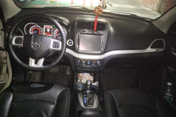 Used Dodge Journey 2013 2.4L Two-Wheel Drive Luxury Version Center Console