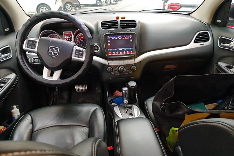 Used Dodge Journey 2013 2.4L Two-Wheel Drive Luxury Version Center Console