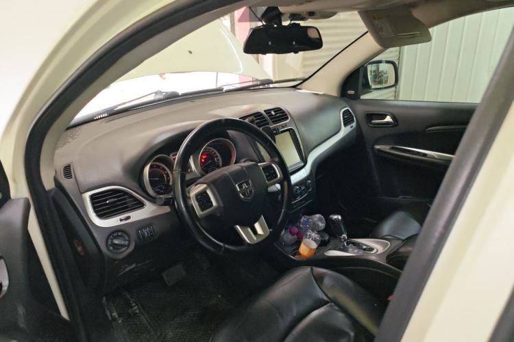 Used Dodge Journey 2013 2.4L Two-Wheel Drive Luxury Version Center Console