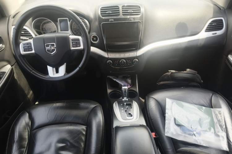 Used Dodge Journey 2013 2.4L Two-Wheel Drive Luxury Version Center Console