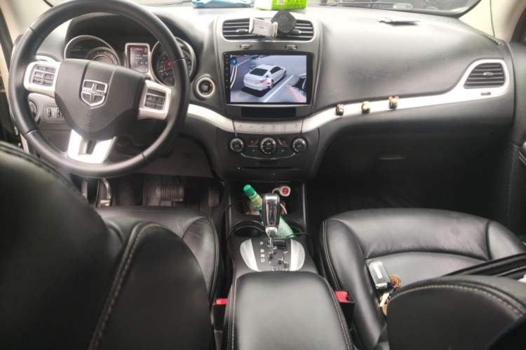 Used Dodge Journey 2013 2.4L Two-Wheel Drive Luxury Version Center Console