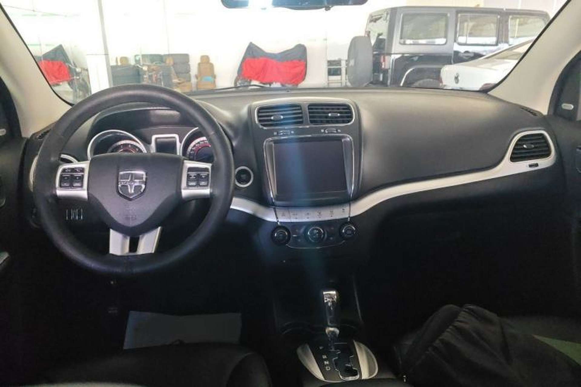 Used Dodge Journey 2013 2.4L Two-Wheel Drive Luxury Version Center Console
