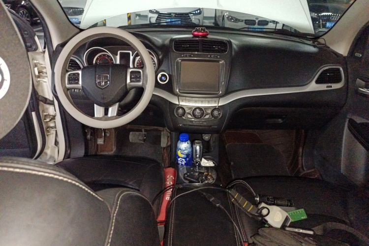 Used Dodge Journey 2013 2.4L Two-Wheel Drive Luxury Version Center Console
