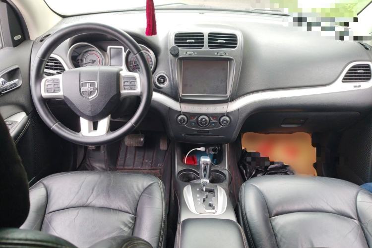 Used Dodge Journey 2013 2.4L Two-Wheel Drive Luxury Version Center Console