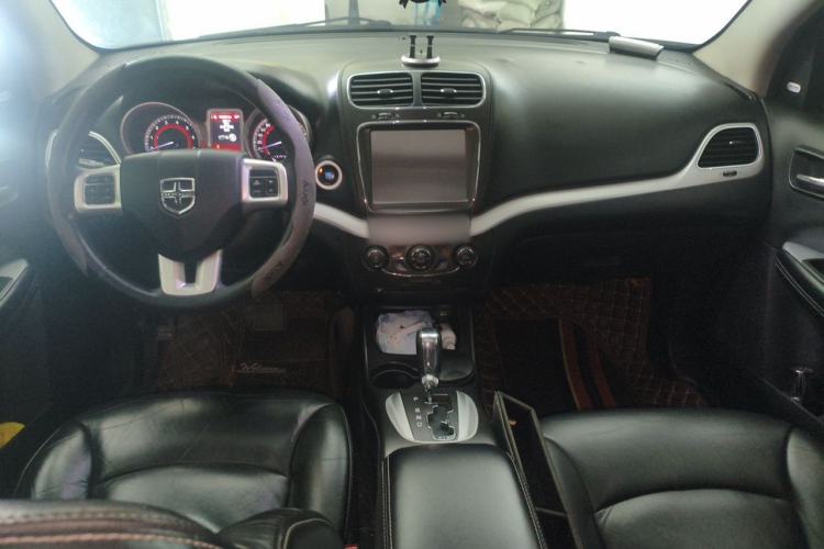 Used Dodge Journey 2013 2.4L Two-Wheel Drive Luxury Version Center Console
