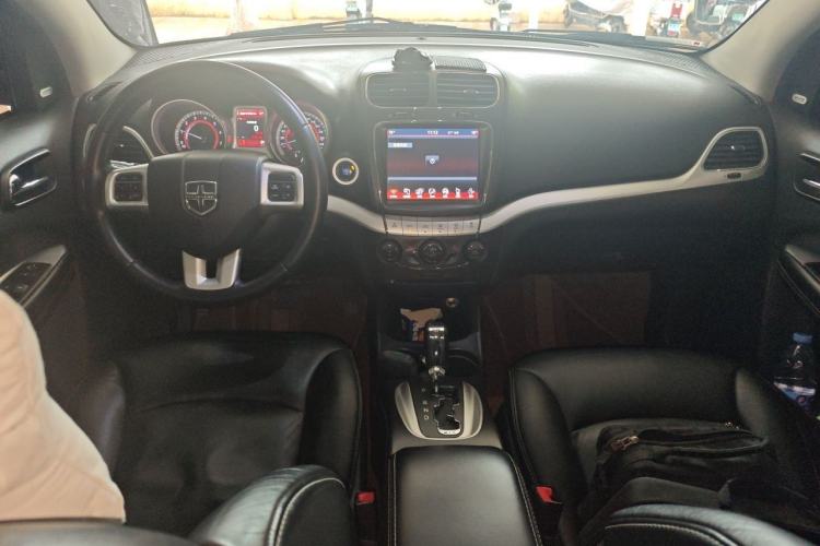 Used Dodge Journey 2013 2.4L Two-Wheel Drive Luxury Version Center Console