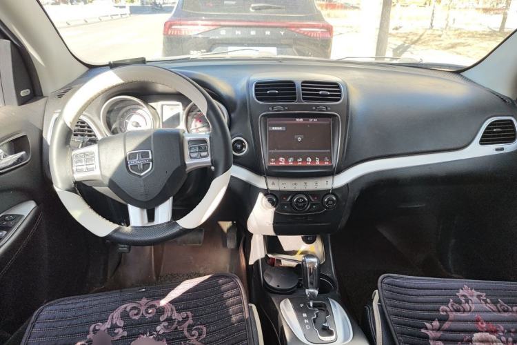 Used Dodge Journey 2013 2.4L Two-Wheel Drive Luxury Version Center Console