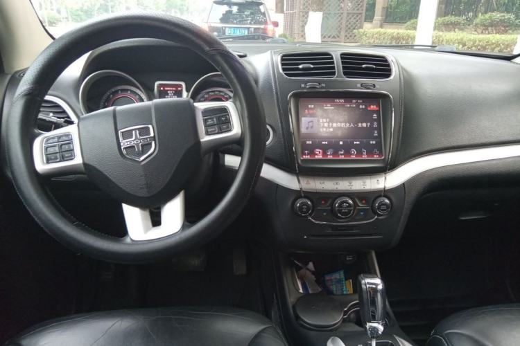 Used Dodge Journey 2013 2.4L Two-Wheel Drive Luxury Version Center Console