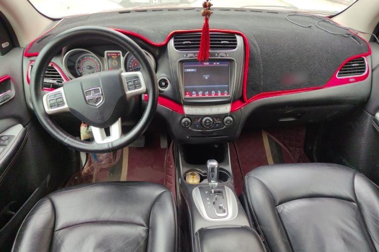 Used Dodge Journey 2013 2.4L Two-Wheel Drive Luxury Version Center Console