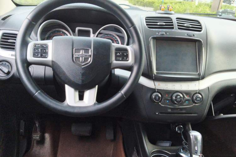 Used Dodge Journey 2013 2.4L Two-Wheel Drive Luxury Version Center Console