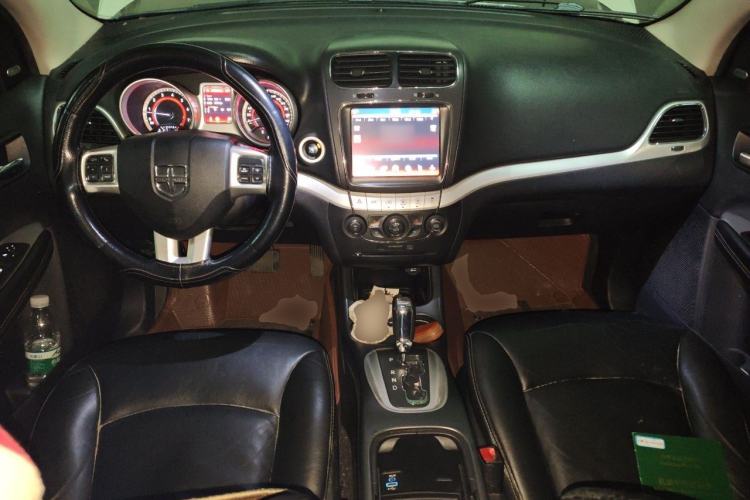 Used Dodge Journey 2013 2.4L Two-Wheel Drive Luxury Version Center Console