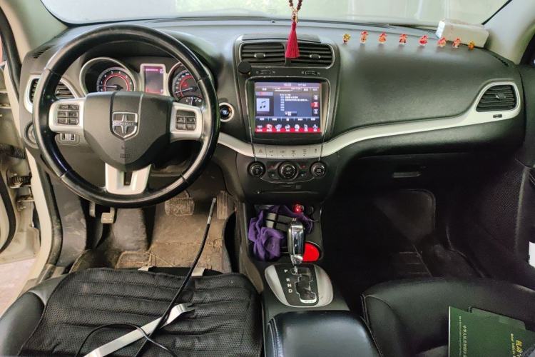 Used Dodge Journey 2013 3.6L Four-Wheel Drive Flagship Edition Center Console