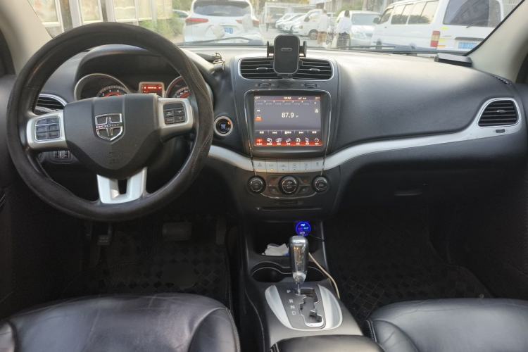 Used Dodge Journey 2013 2.4L Two-Wheel Drive Luxury Version Center Console