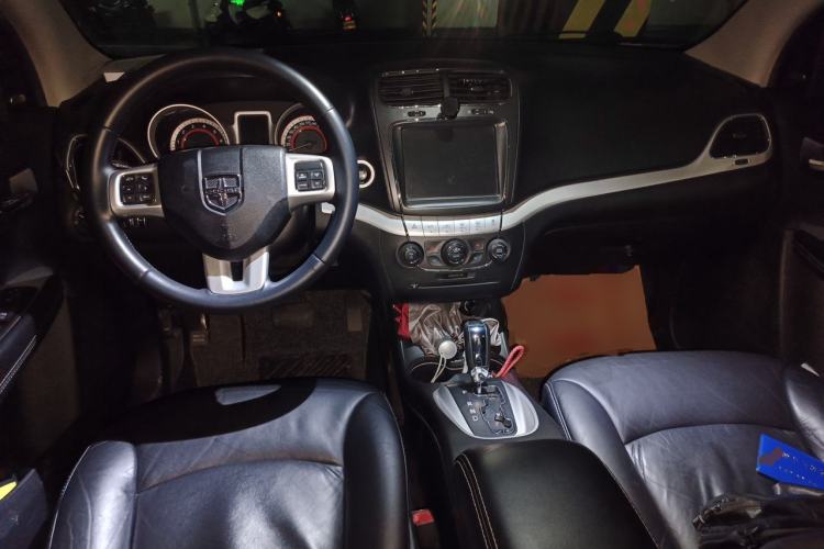Used Dodge Journey 2013 2.4L Two-Wheel Drive Luxury Version Center Console
