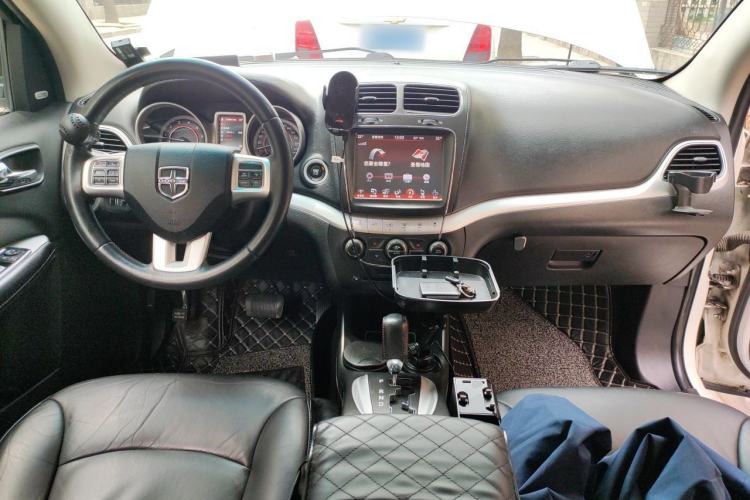 Used Dodge Journey 2013 2.4L Two-Wheel Drive Luxury Version Center Console