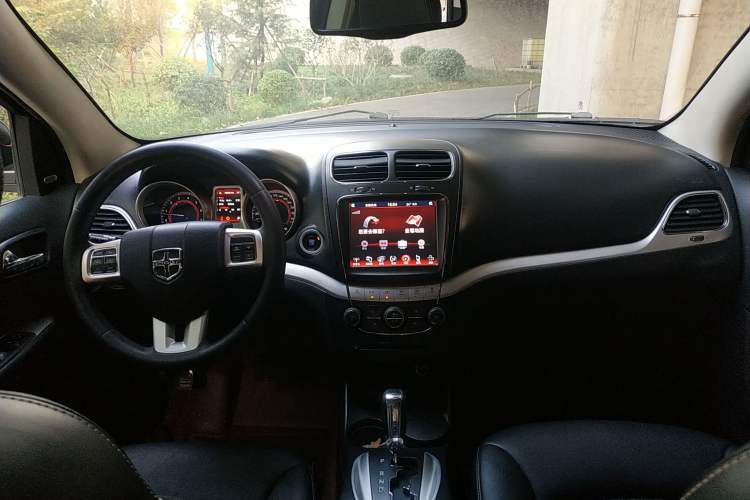 Used Dodge Journey 2013 2.4L Two-Wheel Drive Luxury Version Center Console