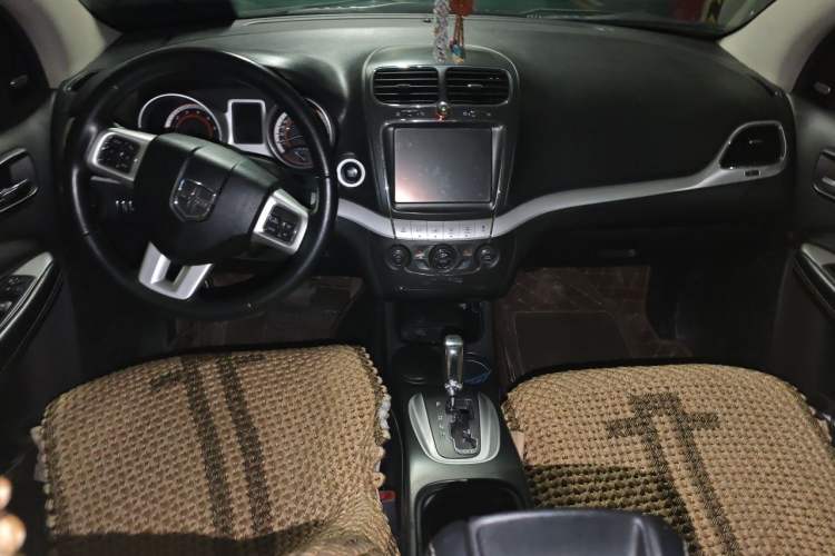 Used Dodge Journey 2013 2.4L Two-Wheel Drive Luxury Version Center Console
