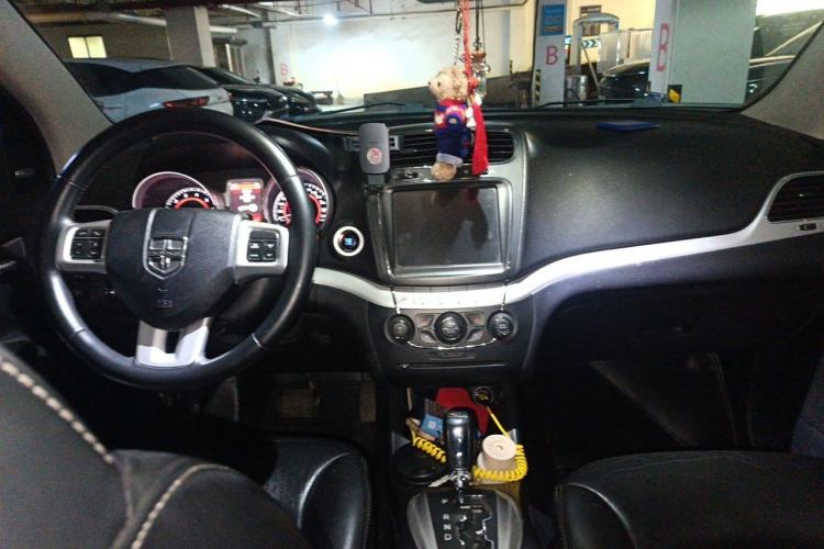 Used Dodge Journey 2013 2.4L Two-Wheel Drive Luxury Version Center Console