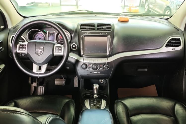 Used Dodge Journey 2013 2.4L Two-Wheel Drive Luxury Version Center Console