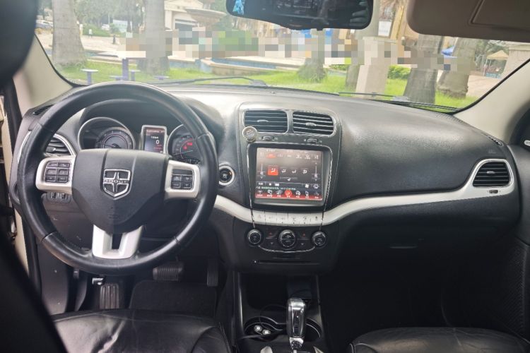Used Dodge Journey 2013 2.4L Two-Wheel Drive Luxury Version Center Console