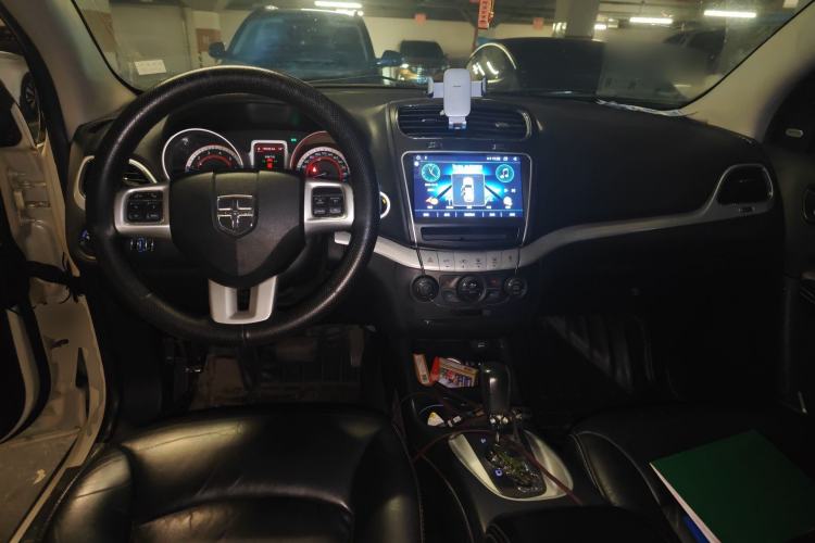 Used Dodge Journey 2013 2.4L Two-Wheel Drive Luxury Version Center Console