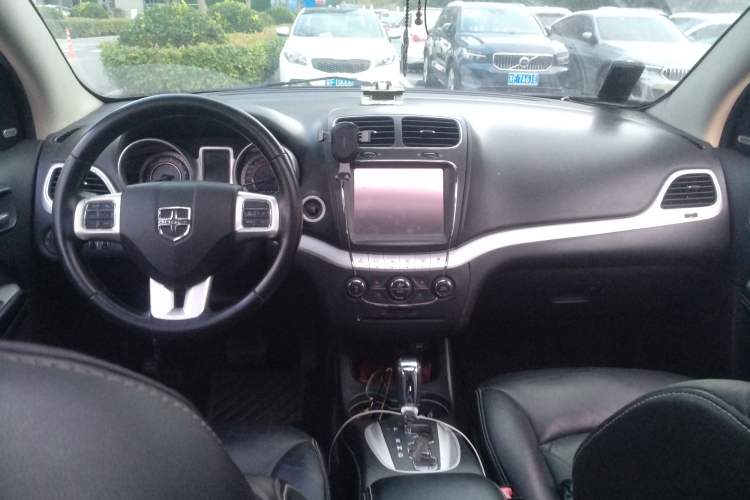 Used Dodge Journey 2013 2.4L Two-Wheel Drive Luxury Version Center Console