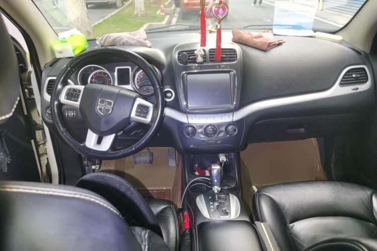 Used Dodge Journey 2013 2.4L Two-Wheel Drive Luxury Version Center Console