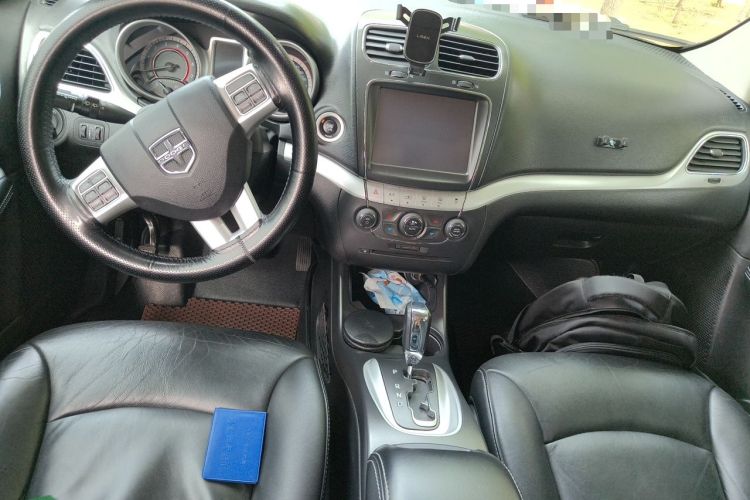 Used Dodge Journey 2013 3.6L Four-Wheel Drive Flagship Edition Center Console