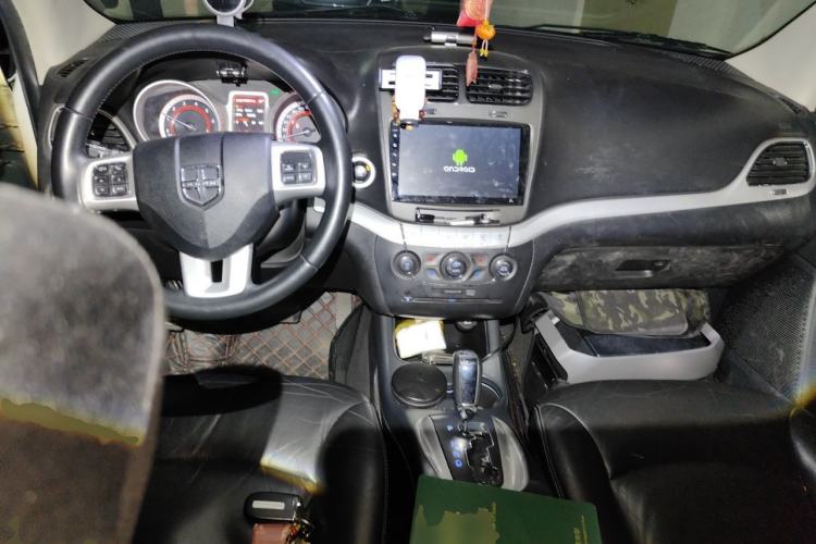 Used Dodge Journey 2013 2.4L Two-Wheel Drive Luxury Version Center Console