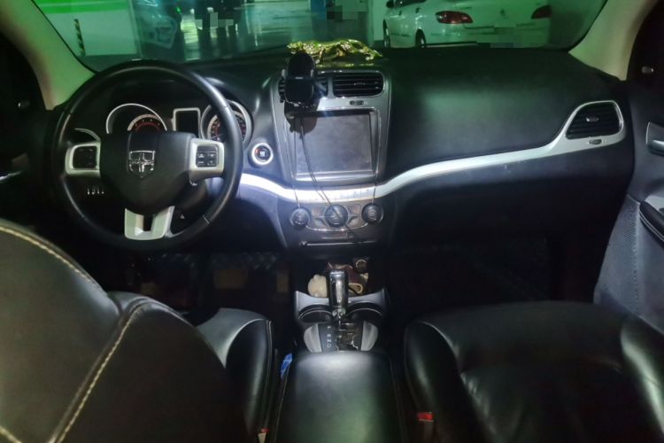 Used Dodge Journey 2013 2.4L Two-Wheel Drive Luxury Version Center Console