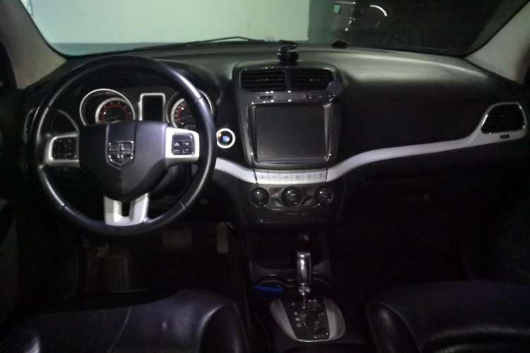 Used Dodge Journey 2013 2.4L Two-Wheel Drive Luxury Version Center Console