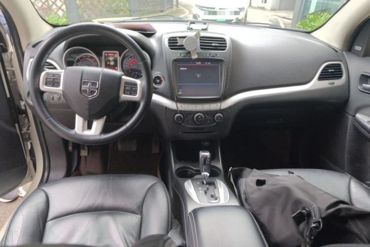 Used Dodge Journey 2013 2.4L Two-Wheel Drive Luxury Version Center Console