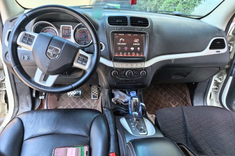 Used Dodge Journey 2013 2.4L Two-Wheel Drive Luxury Version Center Console