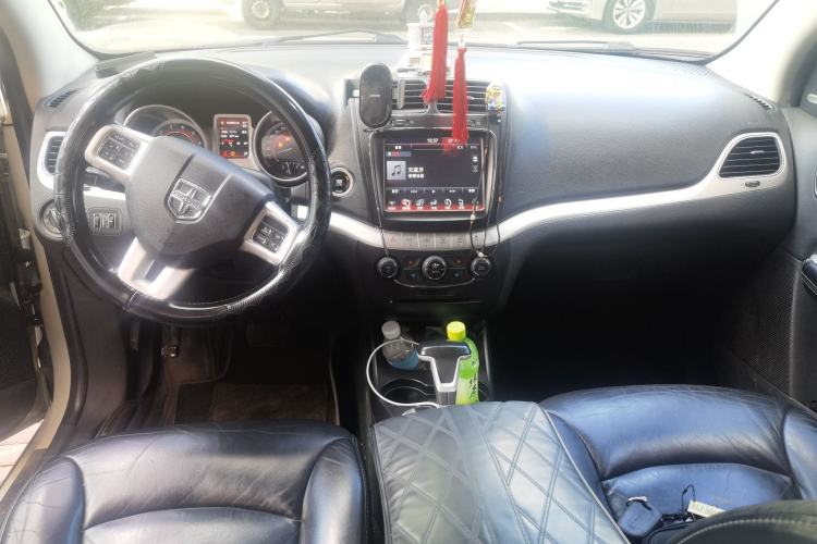 Used Dodge Journey 2013 2.4L Two-Wheel Drive Luxury Version Center Console