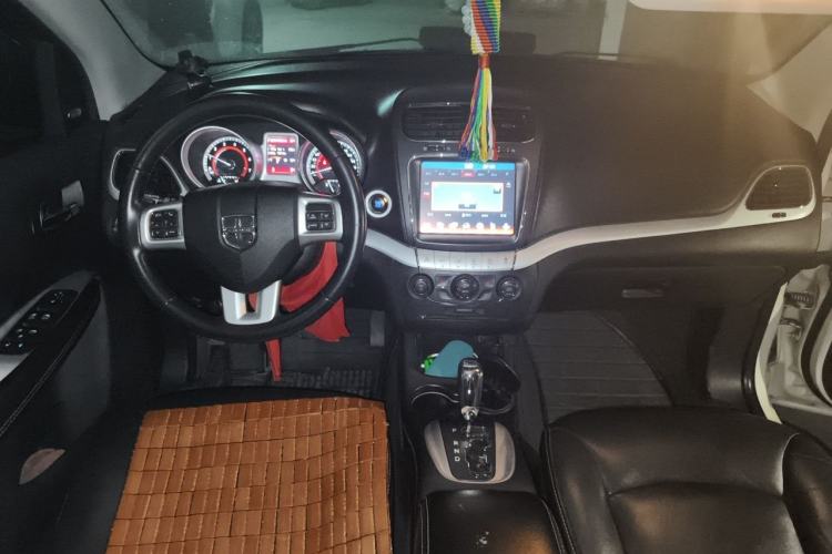 Used Dodge Journey 2013 2.4L Two-Wheel Drive Luxury Version Center Console