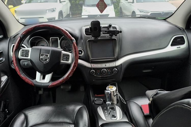Used Dodge Journey 2013 2.4L Two-Wheel Drive Luxury Version Center Console